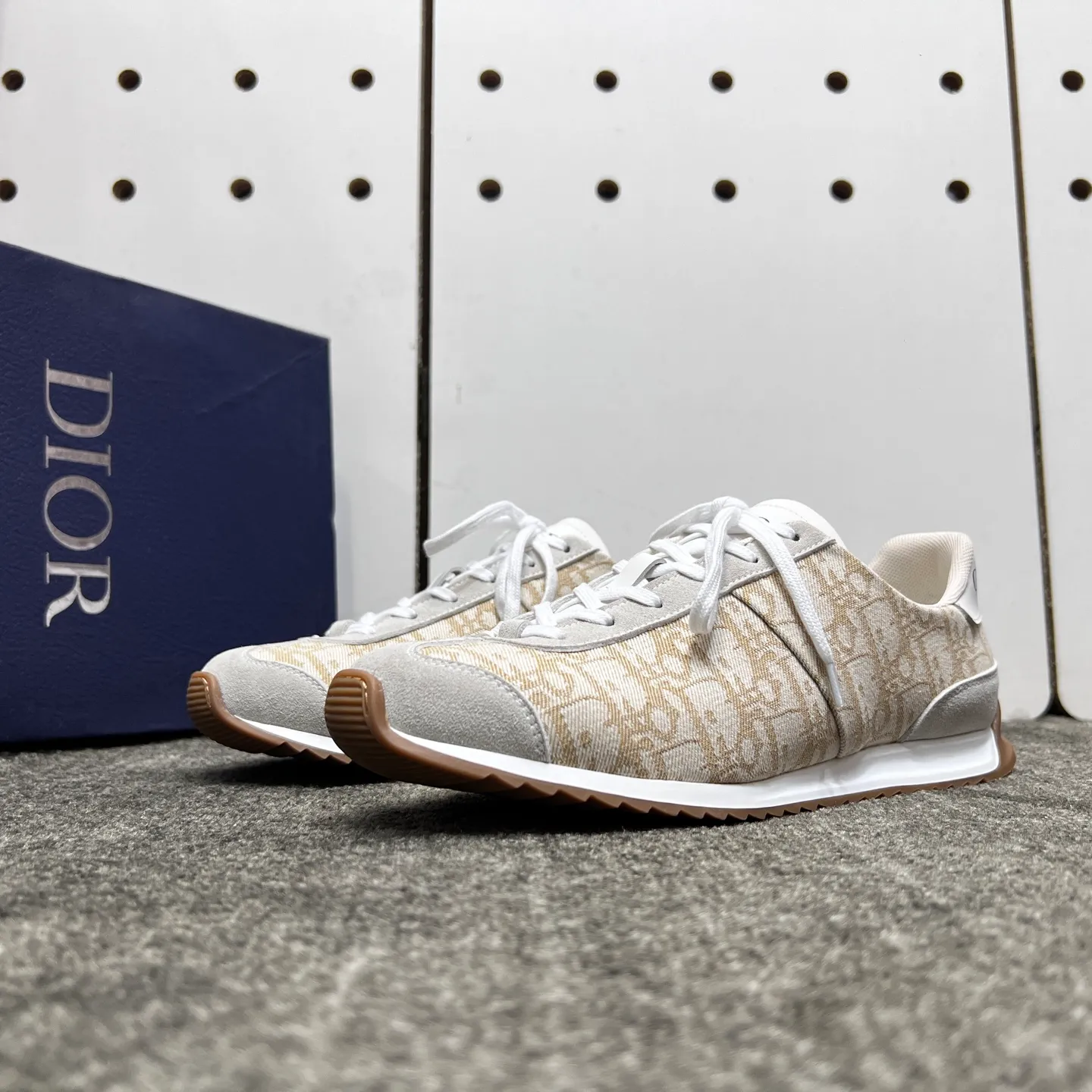Factory price: 420💰【DIAo•Dior】Original quality.~ Unique modern style sneakers. 🏃A must-have casual shoe for trendy men😍😍 Original brand imported from Italy, imported original leather, sheep lining (refuses to discolor and grind feet) Sole: Original sole provided by the original factory, French lazy style design ⚠️Fit to the feet, original quality, super comfortable original sole. It’s like shooting the real thing 🎬The real thing is better, high-quality sneakers, size: 38-44, custom-made 45